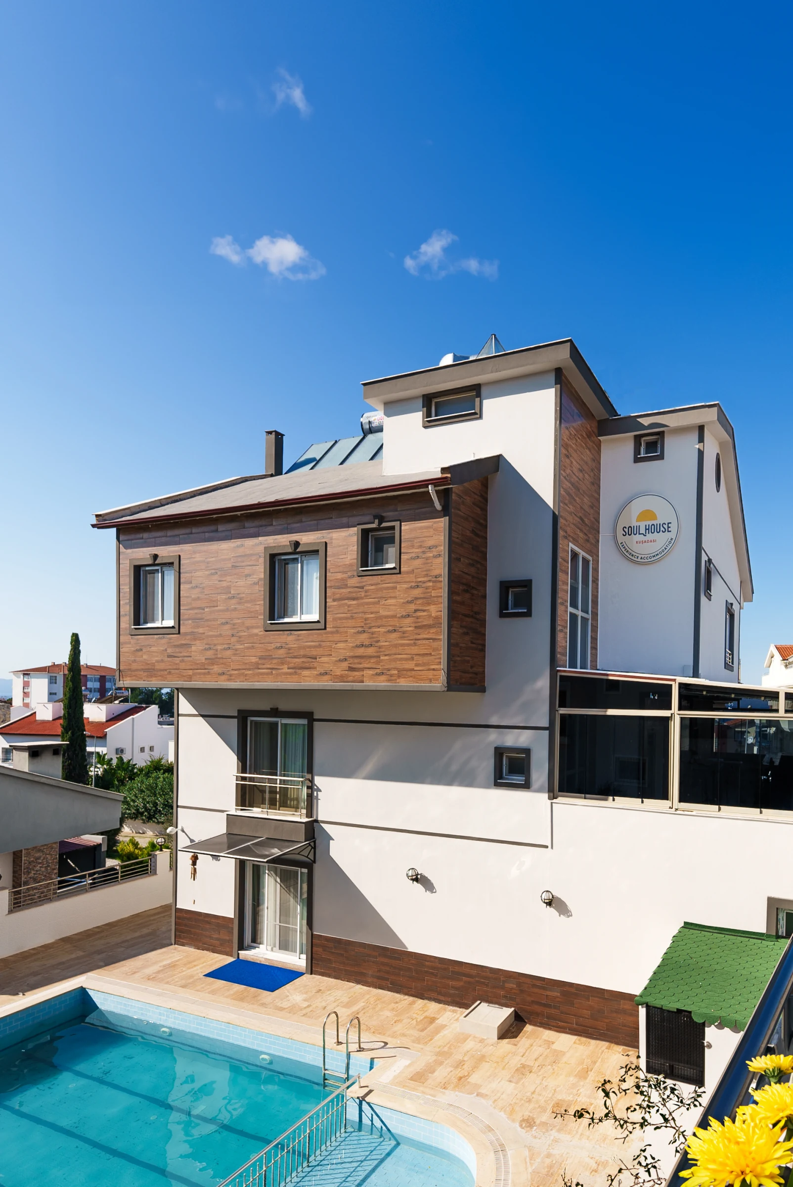 Açık yüzme havuzunun yanındaki Soul House dış cephesi