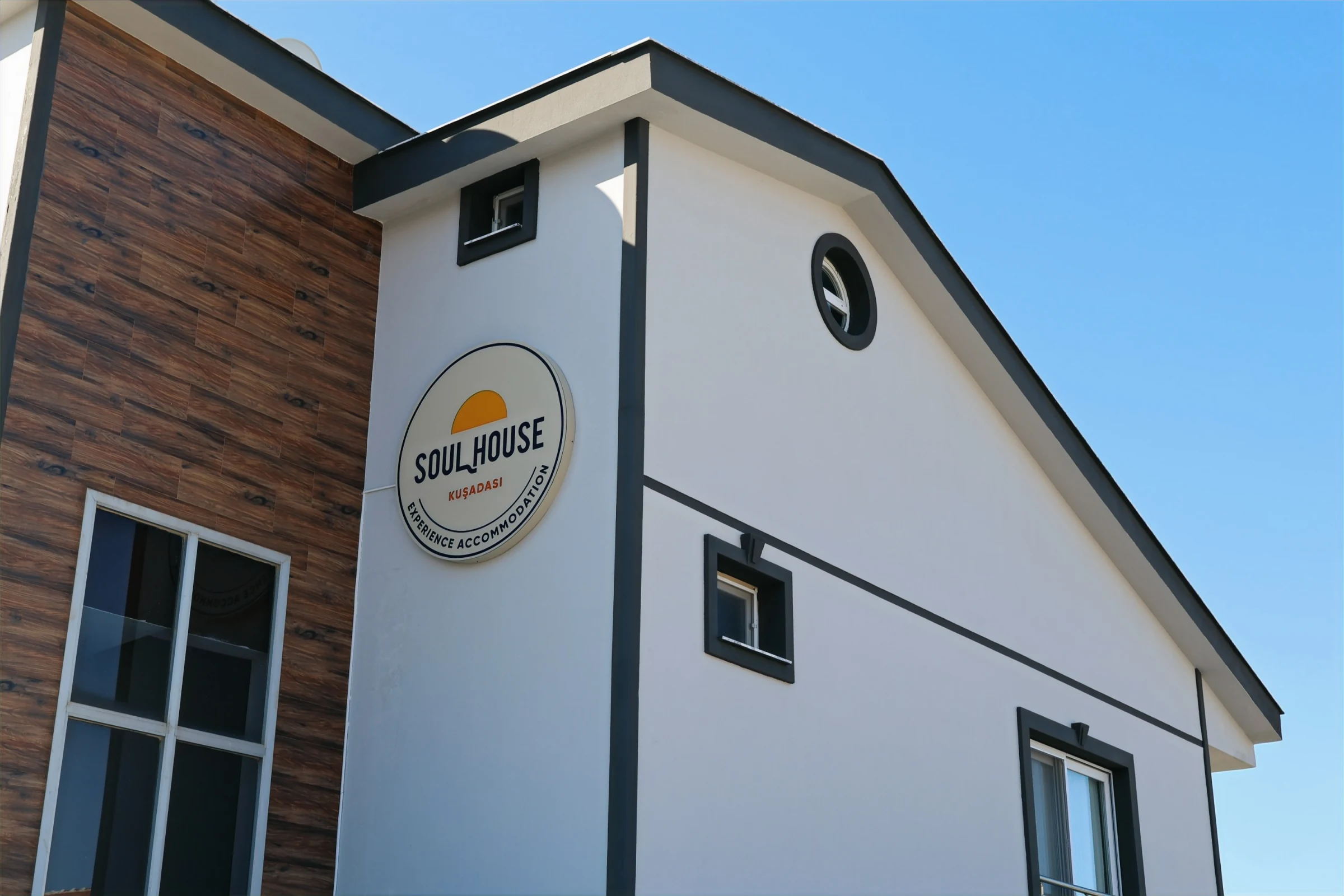 Soul House Kuşadası dış cephesi ve tesis tabelası